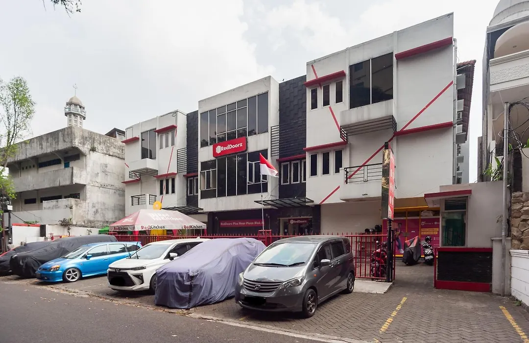 Reddoorz Plus Near Plaza Blok M-1